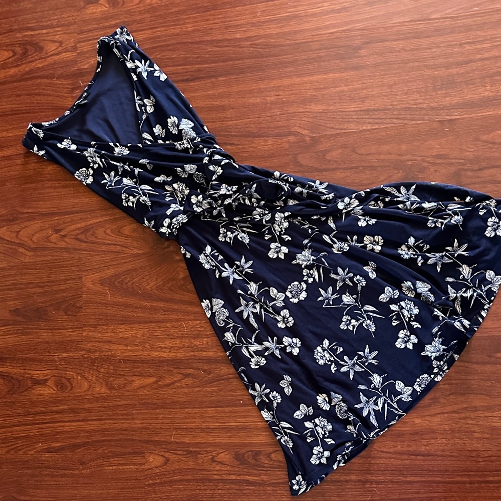 41 Hawthorn Navy and White flowered  Dress with belt size medium